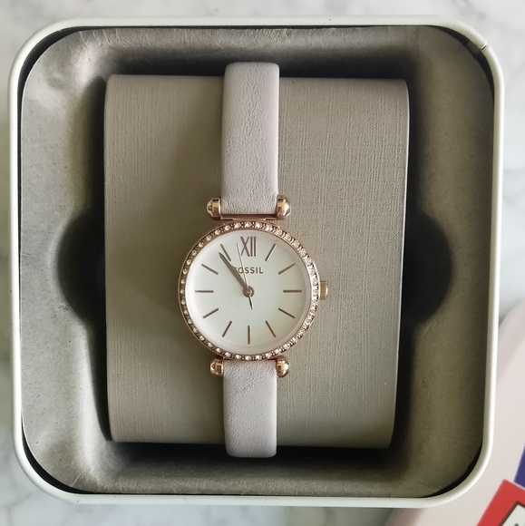 🌼 NWT Fossil grey leather watch - Picture 4 of 5